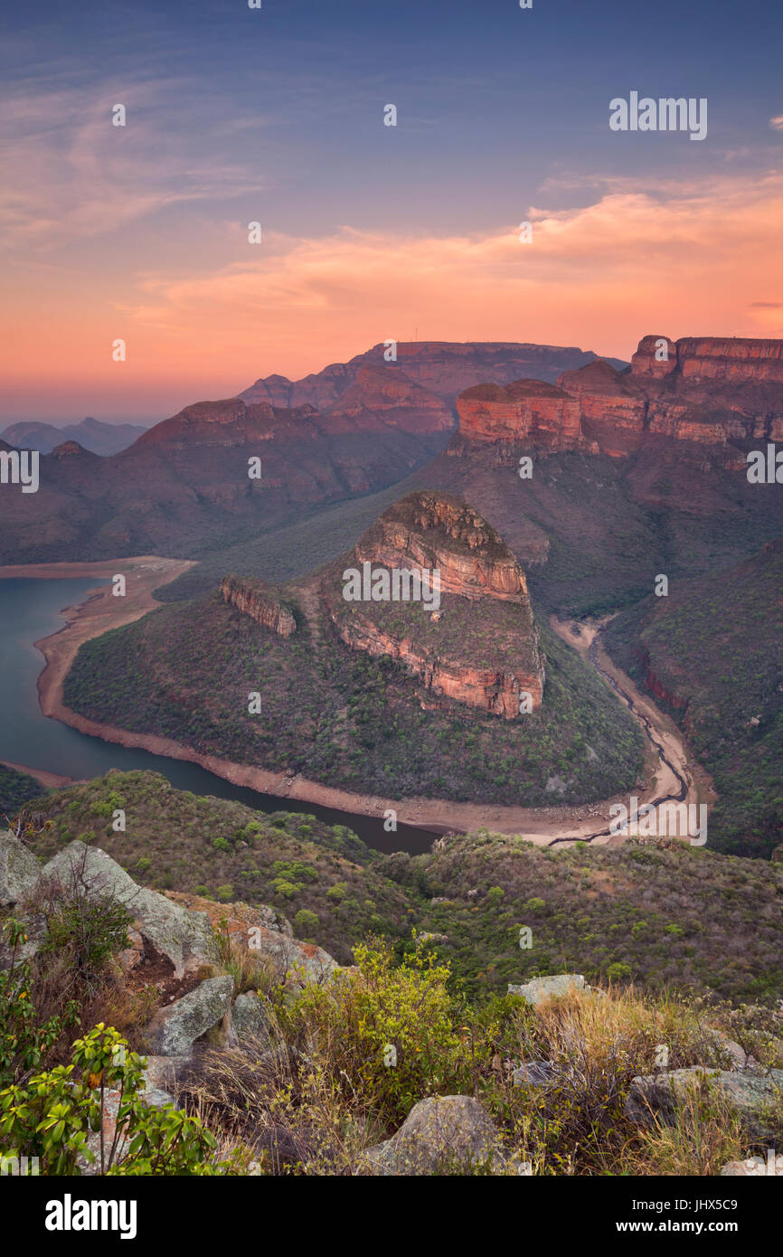 Vista sul Fiume Blyde Canyon e le tre Rondavels in Sud Africa al tramonto. Foto Stock