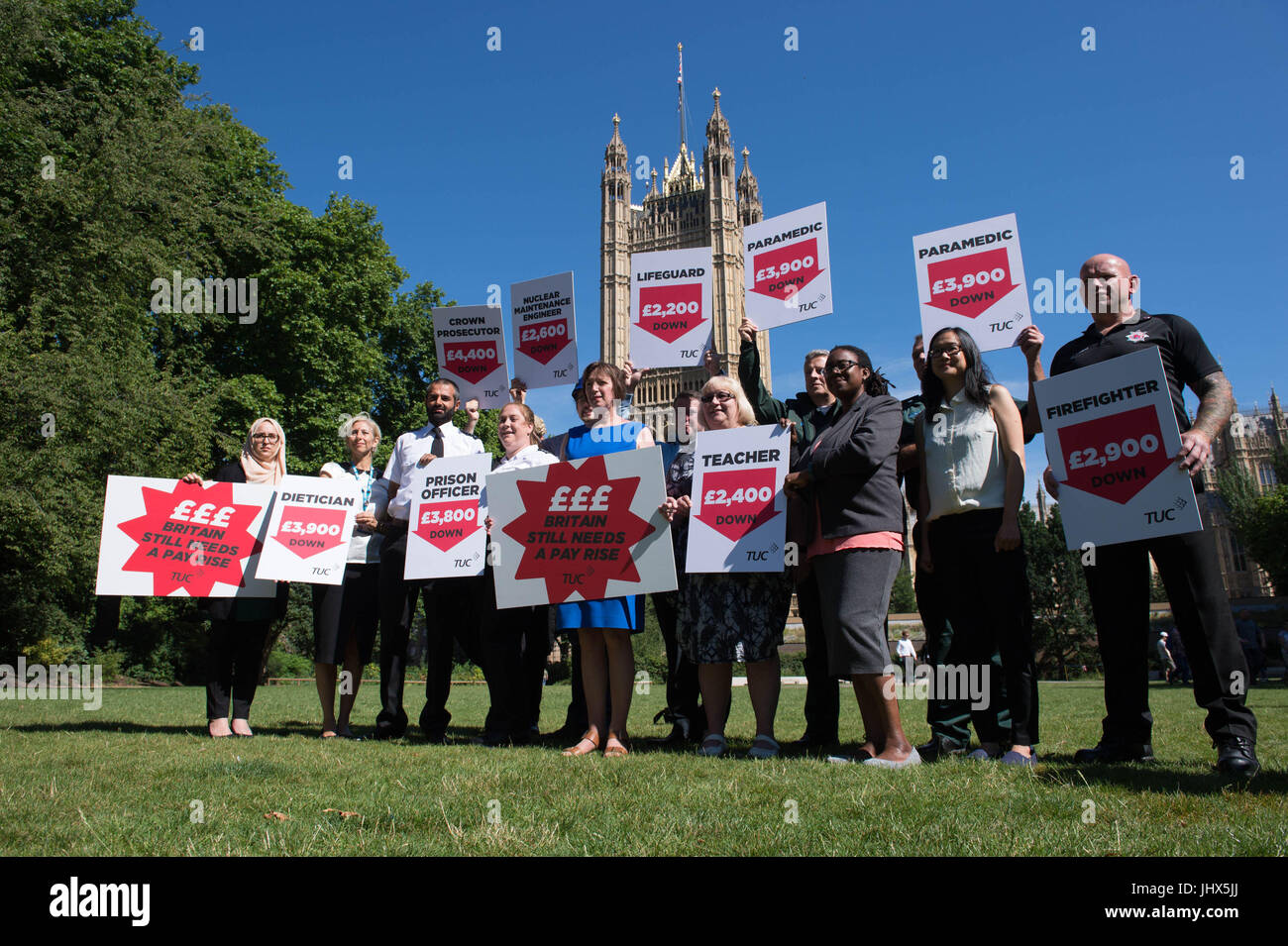 TUC segretario generale Frances O'Grady (centro) unisce i lavoratori in uniforme a una protesta su le retribuzioni del settore pubblico a torre di Victoria Gardens, Londra. Foto Stock