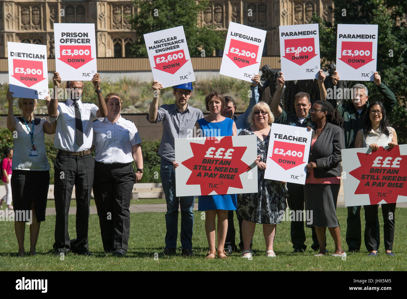 TUC segretario generale Frances O'Grady (centro) unisce i lavoratori in uniforme a una protesta su le retribuzioni del settore pubblico a torre di Victoria Gardens, Londra. Foto Stock