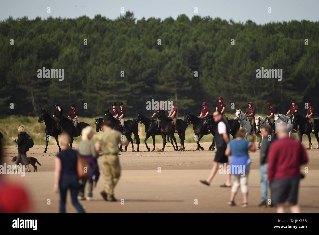 Truppe di cavalleria della famiglia montato reggimento esercitare i loro cavalli sulla spiaggia Holkham in Norfolk, che prendono parte all'annuale di formazione del reggimento. Foto Stock