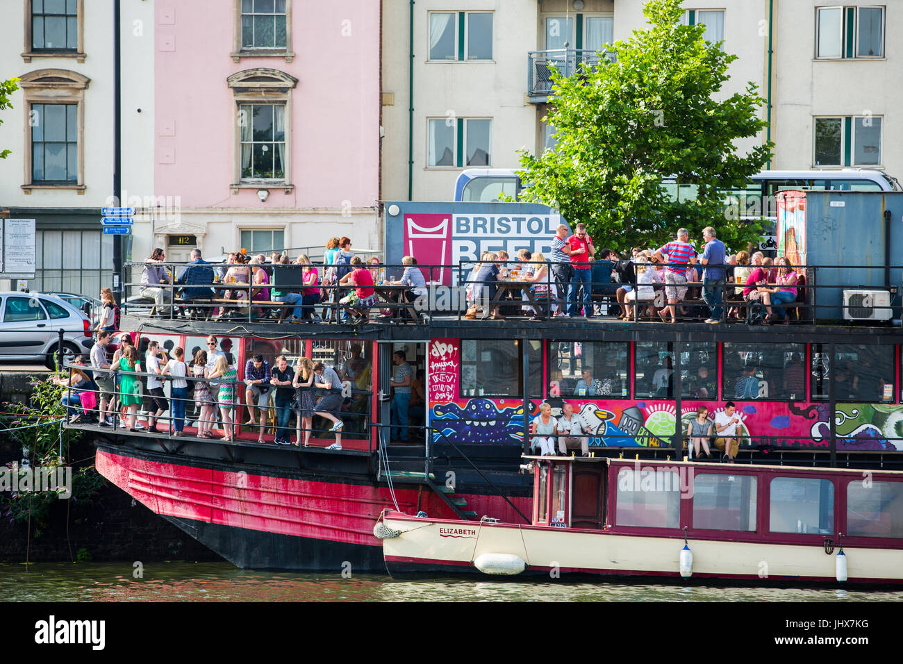 Persone bere sulla chiatta di granella - un pub e bar su una barca di proprietà di Bristol la fabbrica di birra - durante il Festival del porto. Foto Stock