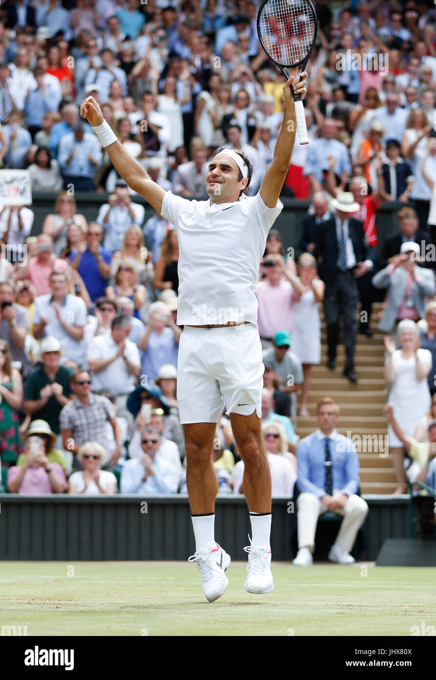 Londra, Regno Unito. 16 Luglio, 2017. Roger Federer festeggia dopo aver  vinto il uomini singoli partita finale con Marin CILIC di Croazia presso i  campionati di Wimbledon 2017 a Wimbledon, Londra, Gran