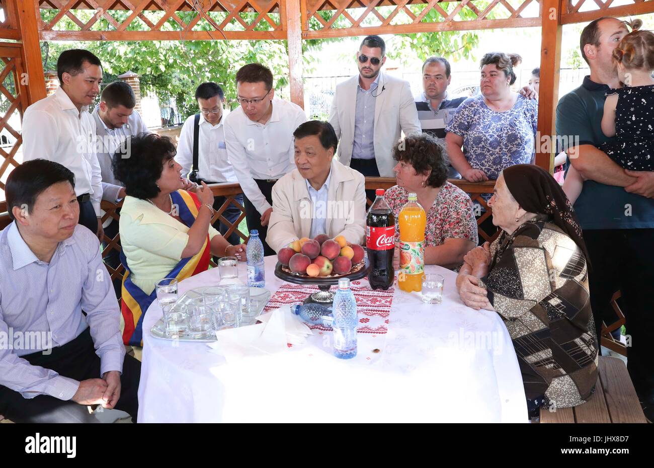 Bucarest, Constanta, Romania. Il 15 luglio 2017. Liu Yunshan, membro del comitato permanente dell'ufficio politico del Partito Comunista della Cina (CPC) Comitato Centrale, i colloqui con la popolazione locale in costanza di Romania, 15 luglio, 2017. Liu pagato un funzionario buona volontà della visita in Romania da luglio 12 a 15. Credito: Pang Xinglei/Xinhua/Alamy Live News Foto Stock