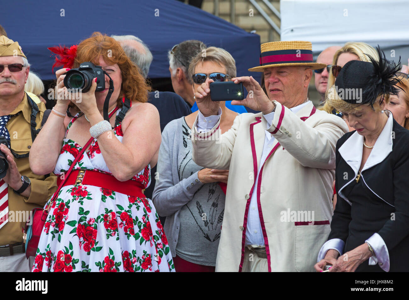 Poole va Vintage, Poole, Dorset, Regno Unito. Il 16 luglio 2017. Poole va Vintage evento avviene sul Quay - visitatori vestire in abiti d'epoca. Credito: Carolyn Jenkins/Alamy Live News Foto Stock