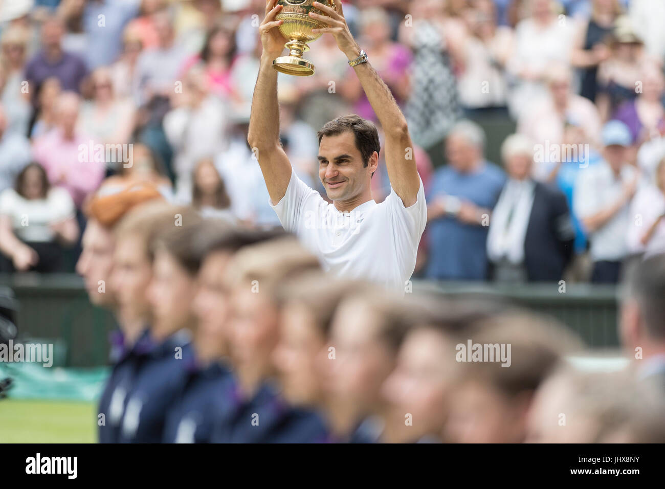 Il torneo di Wimbledon, Londra, Regno Unito. 16 Luglio, 2017. Il torneo di Wimbledon Tennis Championships 2017 tenutosi presso il All England Lawn Tennis e Croquet Club di Londra, Inghilterra, Regno Unito. Singolo maschile - finale Roger Federer (SUI) [3] v Marin CILIC (CRO) [7] sul Centre Court. Presentazione dei Trofei. Nella foto: Roger Federer. Credito: Duncan Grove/Alamy Live News Foto Stock