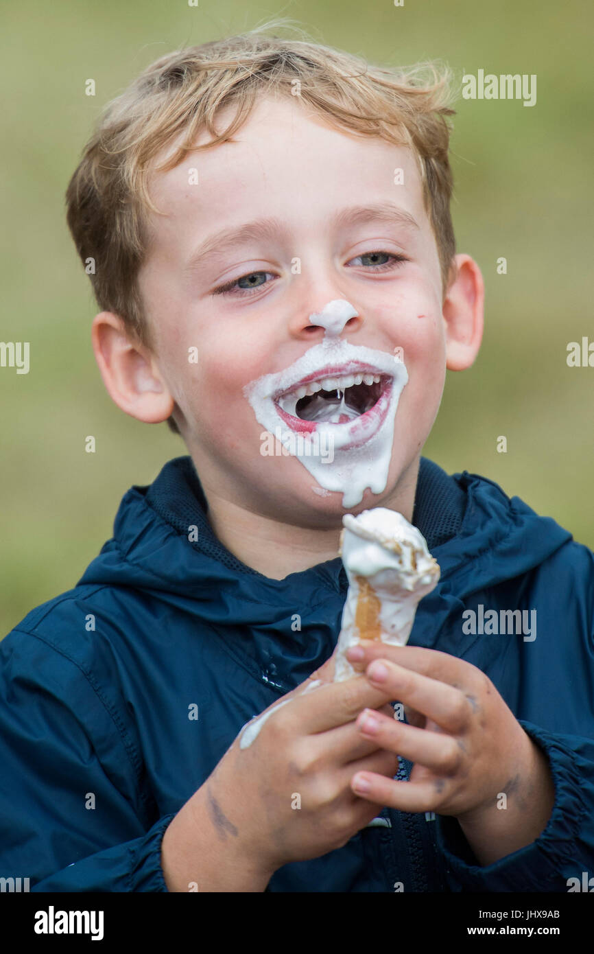 Latitude Festival, Regno Unito 16. luglio, 2017 Un po' di pioggia e temperature più basse non ha messo everone off il gelato - Il 2017 Latitude Festival, Henham Park. Suffolk 16 luglio 2017 Credit: Guy Bell/Alamy Live News Foto Stock