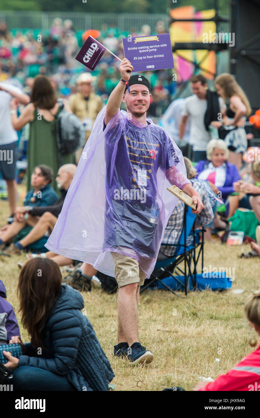 Latitude Festival, Regno Unito 16. luglio, 2017 Una carità concierge - pagare lui un fiver ed egli andrà e ottieni il tuo drink per voi. Un po' di pioggia e temperature più basse non ha messo everone off il gelato - Il 2017 Latitude Festival, Henham Park. Suffolk 16 luglio 2017 Credit: Guy Bell/Alamy Live News Foto Stock