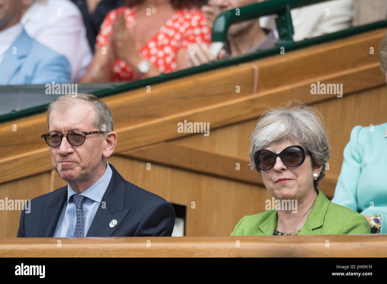 Il torneo di Wimbledon, Londra, Regno Unito. 16 Luglio, 2017. Il torneo di Wimbledon Tennis Championships 2017 tenutosi presso il All England Lawn Tennis e Croquet Club di Londra, Inghilterra, Regno Unito. Singolo maschile - finale Roger Federer (SUI) [3] v Marin CILIC (CRO) [7] sul Centre Court. Il primo ministro Theresa Maggio guarda la partita dal Royal Box con il marito Filippo. Credito: Duncan Grove/Alamy Live News Foto Stock