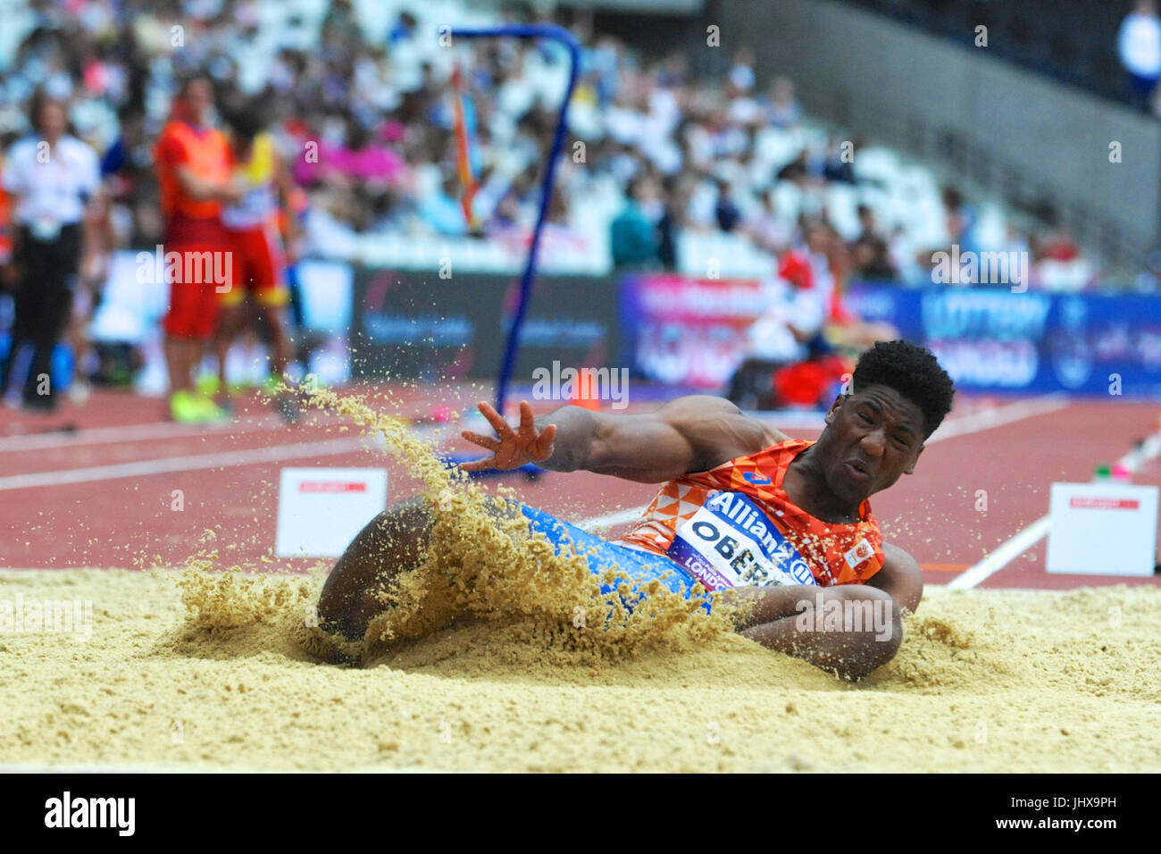 Ranki Oberoi (NED) in atterraggio nella sabbia durante gli Uomini Salto in lungo T20 al 2017 World Para atletica in London Stadium, Queen Elizabeth Olympic Park. Foto Stock