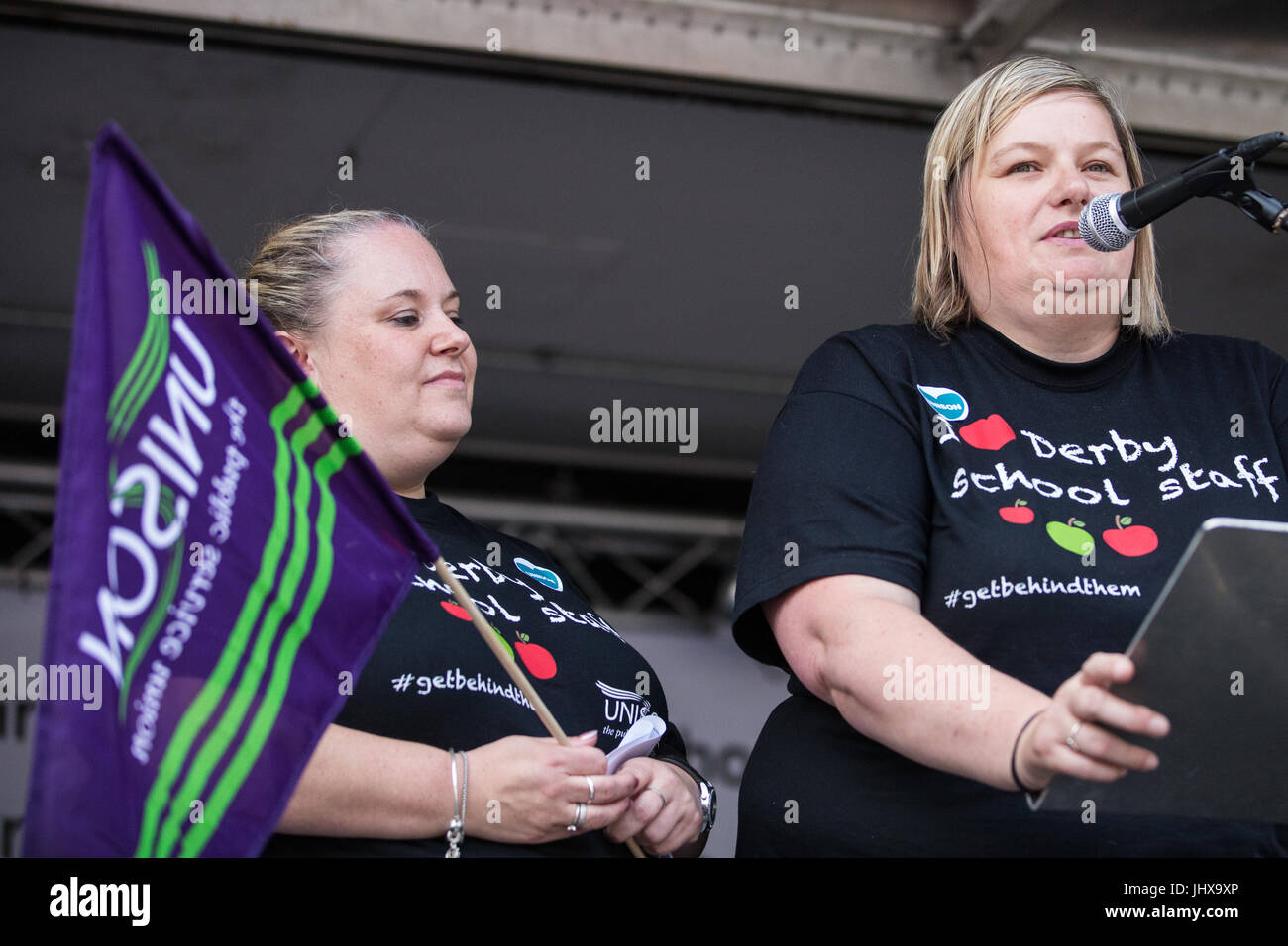 Londra, Regno Unito. 16 Luglio, 2017. Becky Everett (l) e Jill Goodale (r), Unison assistenti didattici da Derby, indirizzo attivisti contro i tagli al finanziamento dell'istruzione e le loro famiglie in piazza del Parlamento come parte di un carnevale contro i tagli la protesta organizzata dal finanziamento equo per tutte le scuole. Credito: Mark Kerrison/Alamy Live News Foto Stock