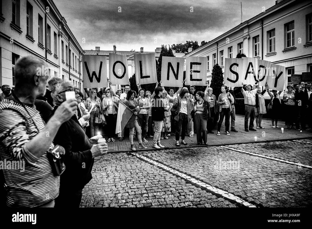 Plock, Polonia. 16 Luglio, 2017. Persone con candele accese tenere il prostest al di fuori della Corte in P?ock, Polonia il 16.07.2017. Migliaia di Polacchi ottenere per le strade di molte città polacche a protestare politicizzazione della giustizia. Banner dice 'Libero' corti da Wiktor Dabkowski | Utilizzo di credito in tutto il mondo: dpa/Alamy Live News Foto Stock