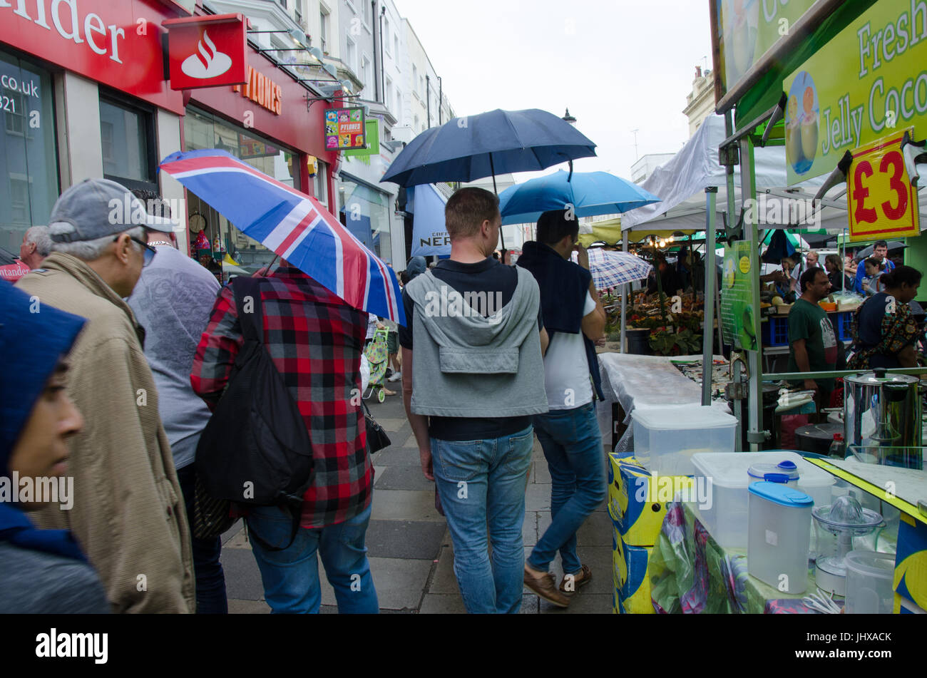 Londra, Regno Unito. Il 15 luglio 2017. Regno Unito: Meteo nuvole grigie e passaggio di docce in Portobello Road, Londra. Matteo Ashmore/Alamy Live News Foto Stock