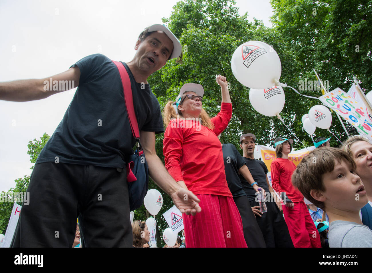 Londra, UK, 16 luglio 2017. Carnevale contro i tagli organizzata dal finanziamento equo per tutte le scuole. I manifestanti contro il finanziamento della scuola tagli formati fino a Westminster giardini, hanno marciato lungo Whitehall passato Downing Street fino a Piazza del Parlamento. Credito: Steve Bell/Alamy Live News Foto Stock