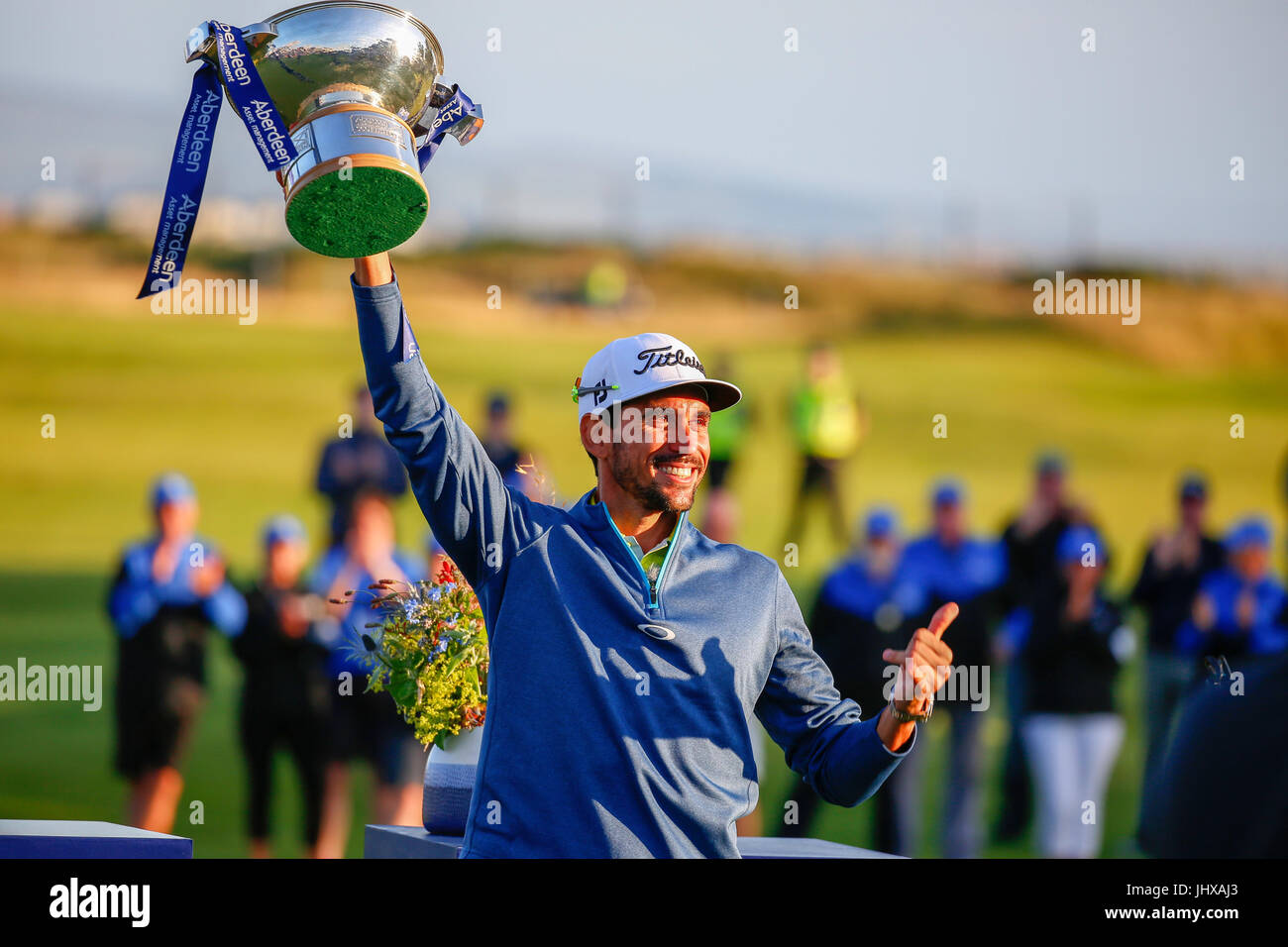 Irvine, Ayrshire, in Scozia, Regno Unito. 16 Luglio, 2017. RAFA CABRERA BELLO dalla Spagna, vince il 2017 Aberdeen Asset Management Scottish Open di Golf su Dundonald Links, Ayrshire, in Scozia dopo un entusiasmante gioco fuori contro CALLUM SHINKWIN dall'Inghilterra più di un foro aggiuntivo. Credito: Findlay/Alamy Live News Foto Stock