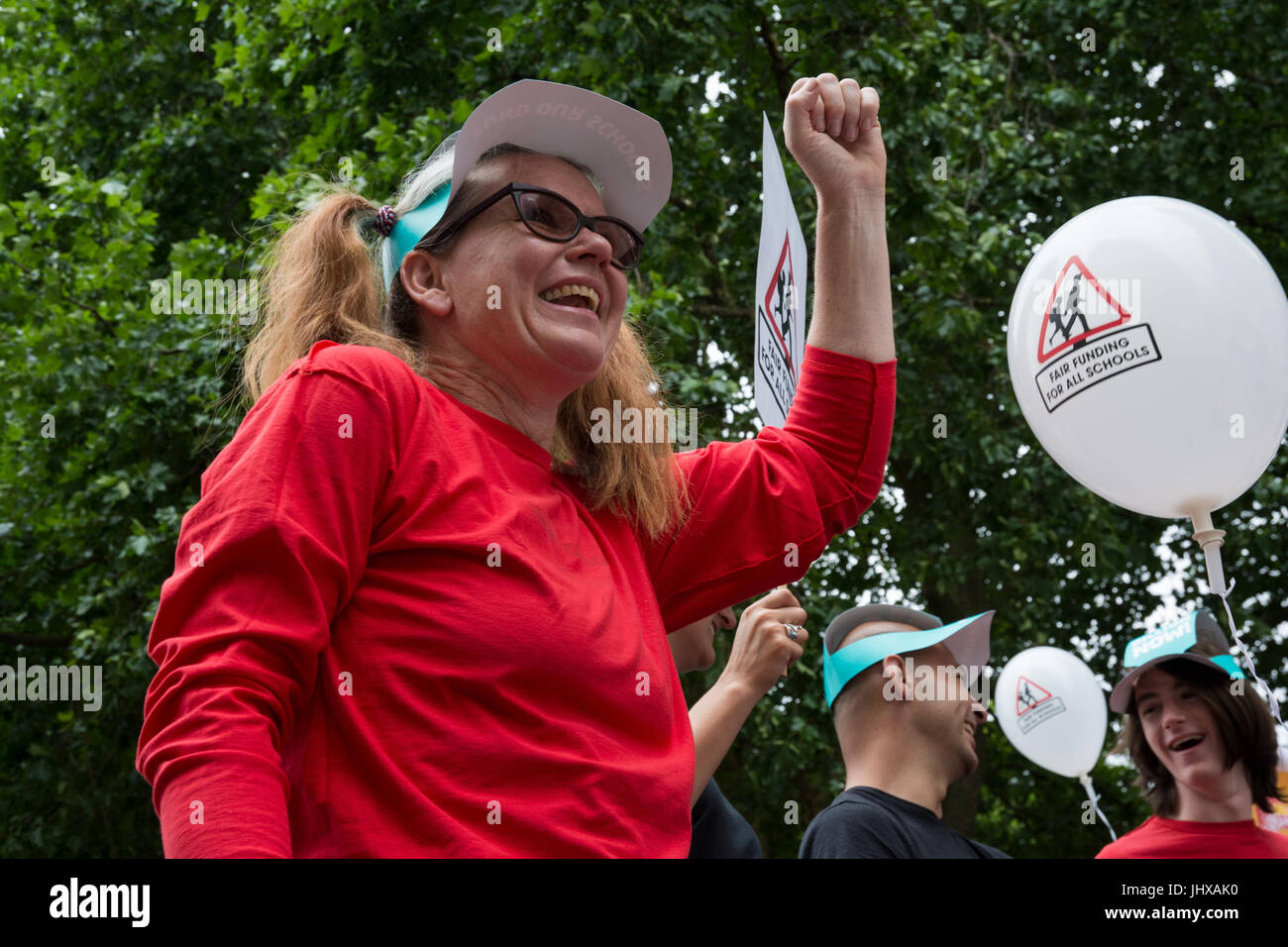 Londra, UK, 16 luglio 2017. Carnevale contro i tagli organizzata dal finanziamento equo per tutte le scuole. I manifestanti contro il finanziamento della scuola tagli formati fino a Westminster giardini, hanno marciato lungo Whitehall passato Downing Street fino a Piazza del Parlamento. Credito: Steve Bell/Alamy Live News Foto Stock