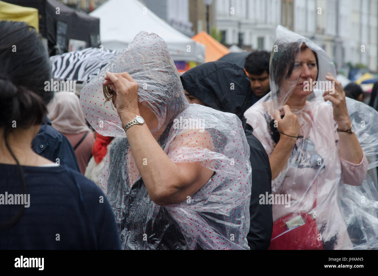 Londra, Regno Unito. Il 15 luglio 2017. Regno Unito: Meteo nuvole grigie e passaggio di docce in Portobello Road, Londra. Matteo Ashmore/Alamy Live News Foto Stock