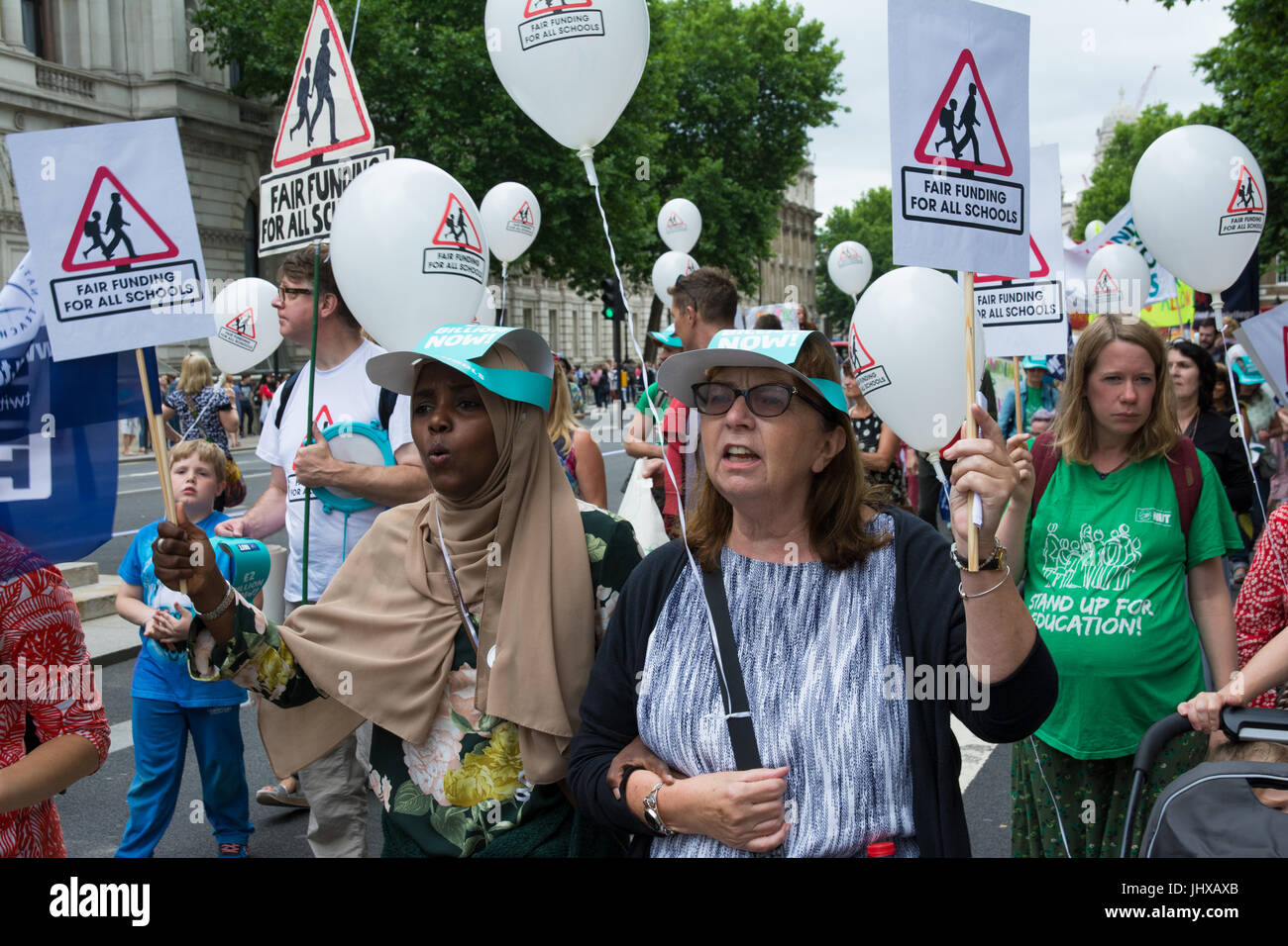 Londra, UK, 16 luglio 2017. Carnevale contro i tagli organizzata dal finanziamento equo per tutte le scuole. I manifestanti contro il finanziamento della scuola tagli formati fino a Westminster giardini, hanno marciato lungo Whitehall passato Downing Street fino a Piazza del Parlamento. Credito: Steve Bell/Alamy Live News Foto Stock