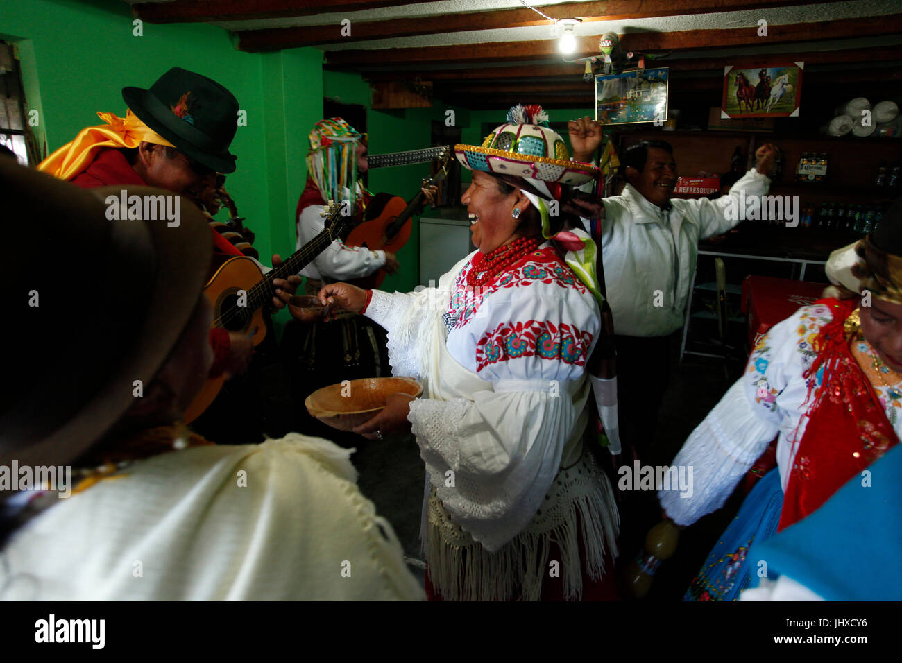 Cayambe, Ecuador. 16 Luglio, 2017. In parrocchia Juan Montalvo del Cayambe ogni anno i suoi abitanti festeggiano per otto settimane i festeggiamenti di San Pedro. Comparsas e danze per le strade principali della parrocchia di dare vita a l'area ogni fine settimana. Questa celebrazione è sviluppato per diversi secoli ed è parte della cultura ancestrale di Juan Montalvo. Danza folcloristica gruppi sono organizzati da quartieri o tra amici. Credito: Franklin Jácome/Alamy Live News Foto Stock