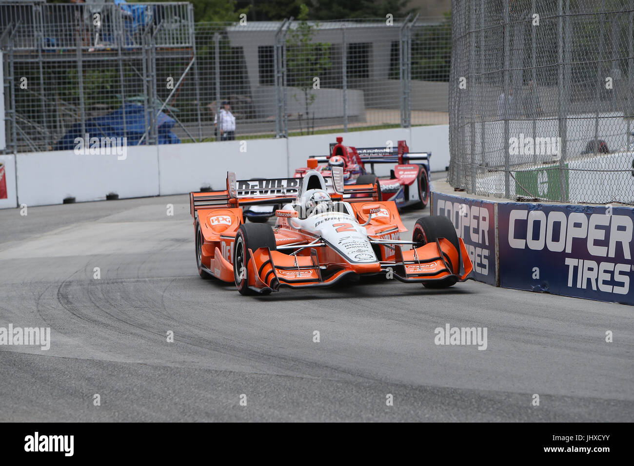 Toronto, Canada. 16 Luglio, 2017. Josef Newgarden e la sua brillante arancio auto è andato a prendere il loro primo pit stop al giro 23, allo stesso tempo Tony Kanaan scivolare in una barriera, quando gli altri snocciolate sotto una bandiera gialla Newgarden ha preso il filo e ha vinto la Honda Indy Toronto. Credito: Luca Durda/Alamy Live News Foto Stock