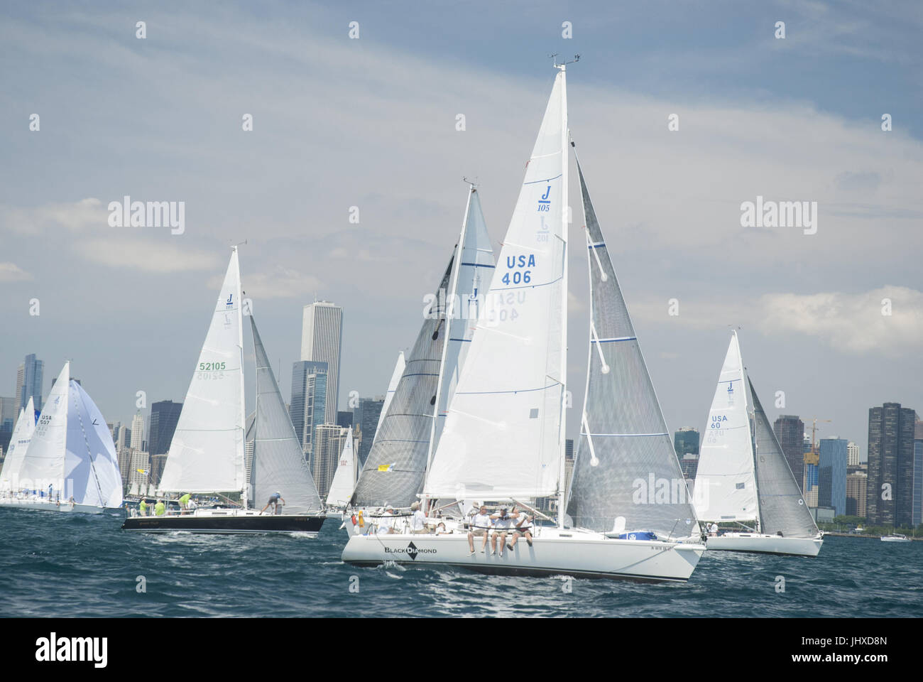 Chicago, IL, Stati Uniti d'America. Il 15 luglio 2017. Le imbarcazioni sono off nella gara di Chicago di Mackinac. ''La crociera'' flotta di barche più lenti hanno iniziato la loro attraverso il lago di viaggio il venerdì pomeriggio, Luglio 14th. Sabato, 19 flotte di imbarcazioni ha iniziato in onda ogni dieci minuti. Il più grande e veloce barca erano nelle ultime due sezioni - turbo e multihull. Il detentore del record per volta per un monohull avvenuto nel 2002 da Roy Disney's Pyewacket a 23 ore e 30 minuti. Forte vento e le onde hanno causato 70 barche fino a cadere fuori della gara di domenica pomeriggio. Due barche di rovesciamento. 5 membri di equipaggio sono stati liberati da un altro Foto Stock