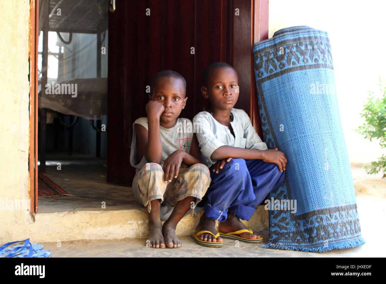 Maiduguri, Nigeria. Il 30 giugno, 2017. dpatop - Mohamed Abdullahi (10, r) e suo fratello Abba (8) Seduta in un ONU-run tranist Centre nel nord-est della città di Maiduguri, Nigeria, 30 giugno 2017. Essi sono stati rapiti da Boko Haram e interrogato dopo la loro liberazione dai militari nigeriani. Poiché il loro rilascio, hanno vissuto presso il centro di transito. Foto: Kristin Palitza/dpa/Alamy Live News Foto Stock