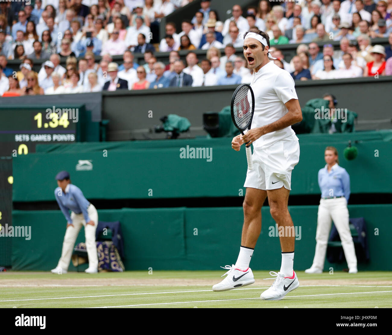 London, Londra, Regno Unito. 16 Luglio, 2017. Roger Federer celebra un punto durante gli uomini singoli partita finale con Marin CILIC di Croazia durante il giorno 13 del campionato di Wimbledon 2017 a Wimbledon, Londra, Gran Bretagna il 16 luglio 2017. Credito: Han Yan/Xinhua/Alamy Live News Foto Stock