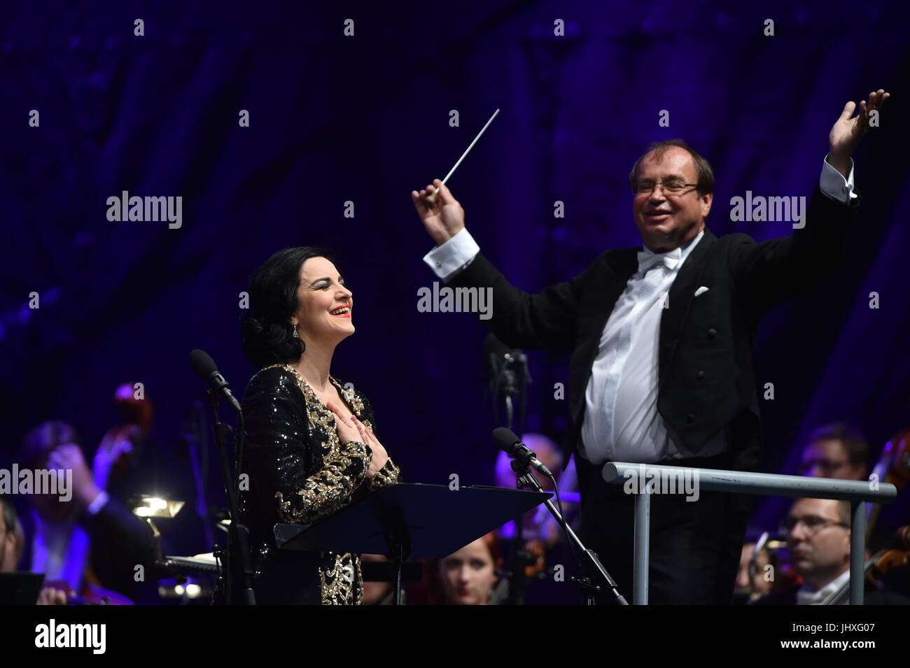 Il rumeno cantante lirica Angela Gheorghiu (sinistra) e conduttore ceca LEOS SVAROVSKY eseguire durante la XXVI Festival internazionale della musica di Cesky Krumlov a Cesky Krumlov, Repubblica Ceca, il 14 luglio 2017. (CTK foto/Vaclav Pancer) Foto Stock