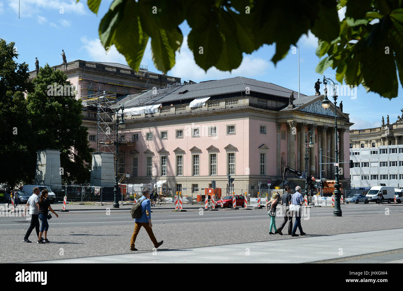 Vista dell'edificio ristrutturato della Staatsoper Unter den Linden opera di stato di Berlino, Germania, 17 luglio 2017. La nuova luce il colore rosa della facciata è ora visibile dopo il distacco del ponteggio. Il colore è ispirato il tono originale dell'opera, che fu inaugurato nel 1742 ma bruciata nel 1843. L'opera di stato è detto di aprire al pubblico il 3 ottobre, dopo sette anni di lavori di ristrutturazione. Foto: Jens Kalaene/dpa-Zentralbild/ZB Foto Stock