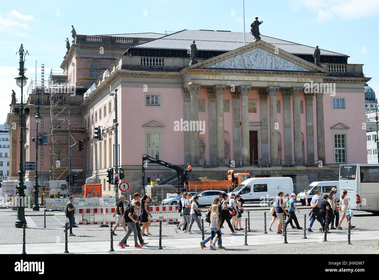 Vista dell'edificio ristrutturato della Staatsoper Unter den Linden opera di stato di Berlino, Germania, 17 luglio 2017. La nuova luce il colore rosa della facciata è ora visibile dopo il distacco del ponteggio. Il colore è ispirato il tono originale dell'opera, che fu inaugurato nel 1742 ma bruciata nel 1843. L'opera di stato è detto di aprire al pubblico il 3 ottobre, dopo sette anni di lavori di ristrutturazione. Foto: Jens Kalaene/dpa-Zentralbild/ZB Foto Stock