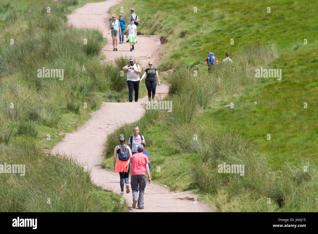 Pont Yr Daf., Brecon Beacons, South Wales, Regno Unito. 17 Luglio, 2017. Regno Unito: meteo persone salire a piedi per raggiungere la parte superiore del Pen-Y-Fan oggi in tempo soleggiato, come parti del Regno Unito raggiunge 26 gradi. Credito: Andrew Bartlett/Alamy Live News Foto Stock