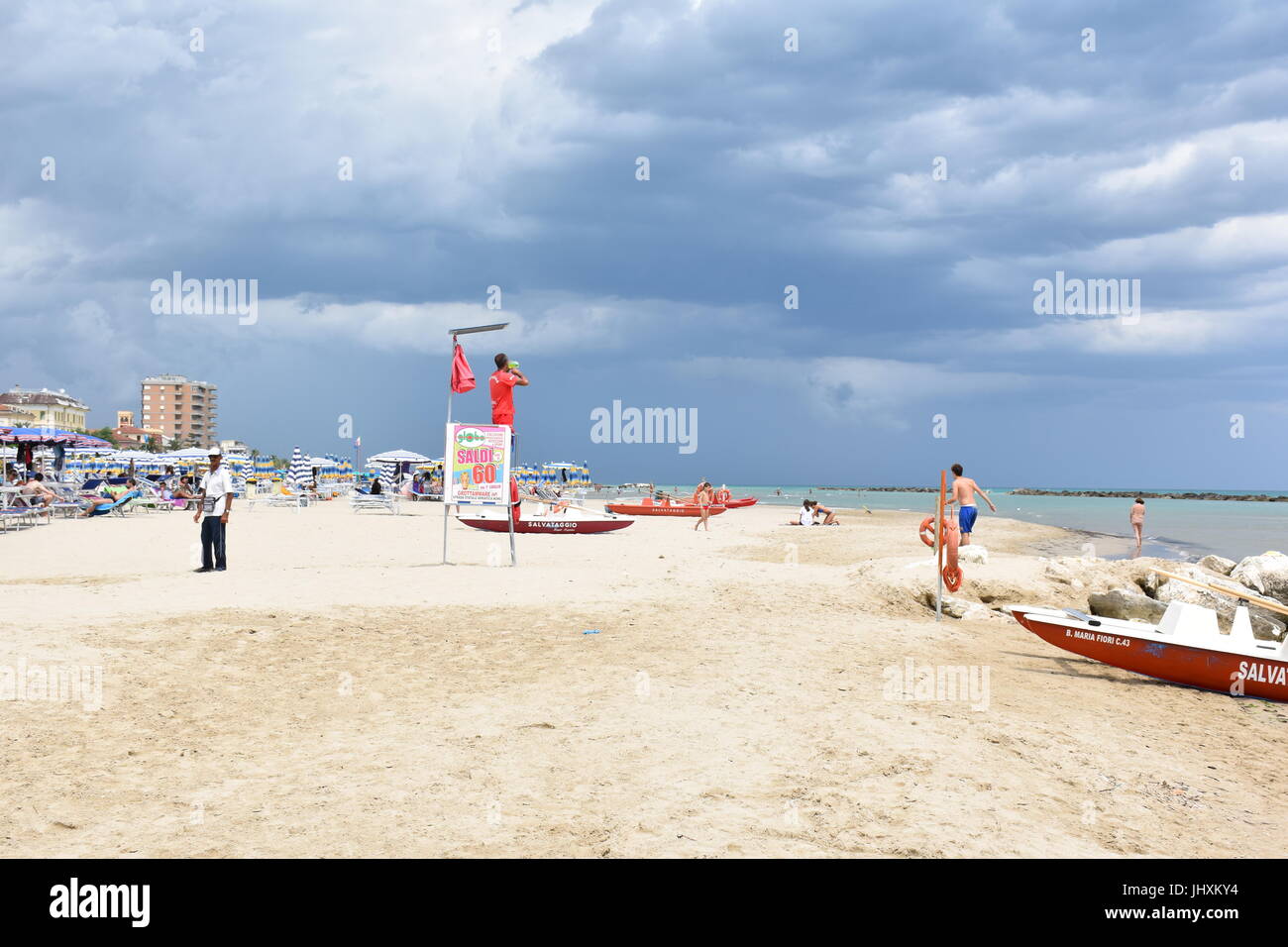 Sulla spiaggia prima della pioggia Foto Stock