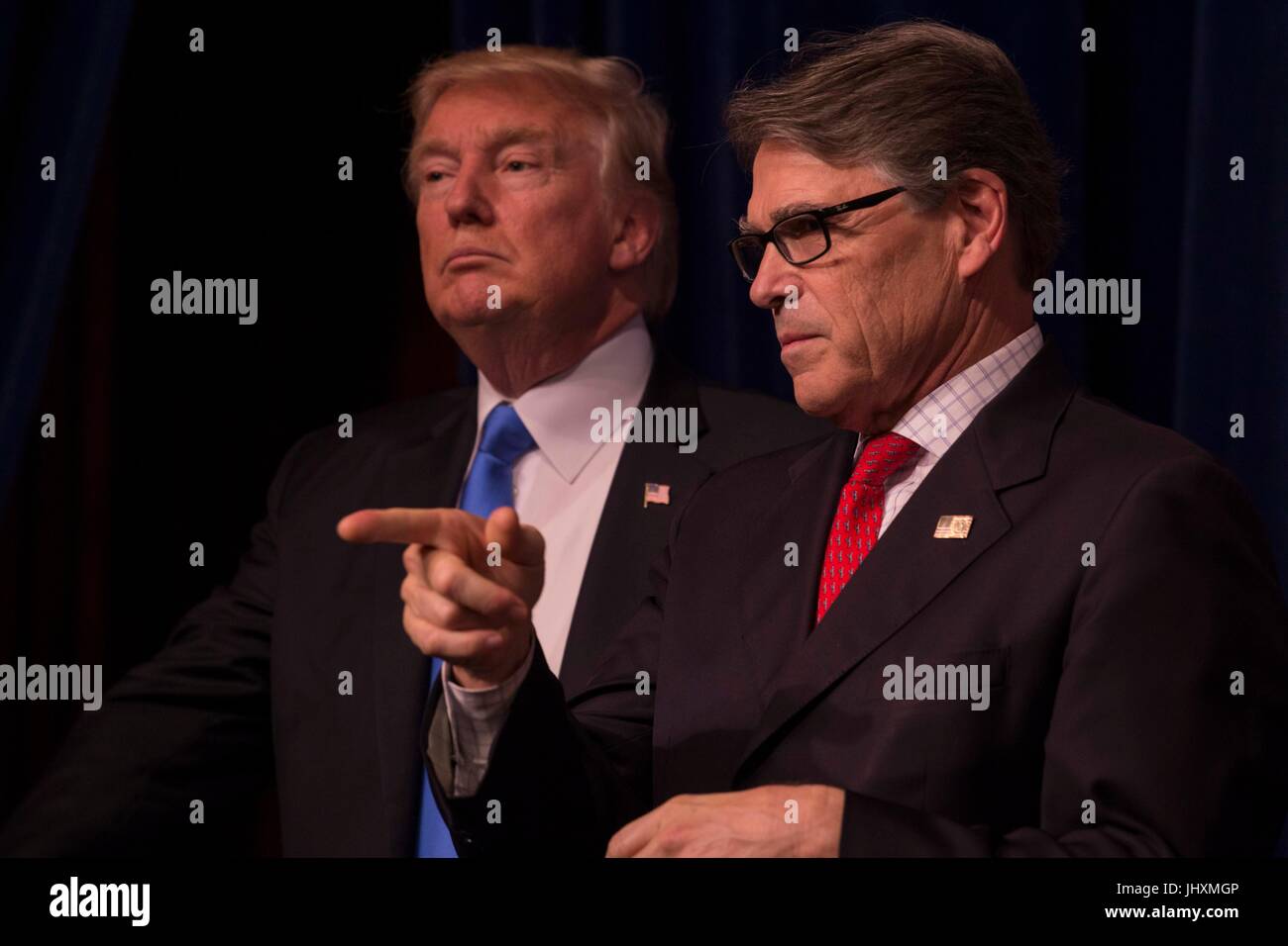 Stati Uniti Presidente Donald Trump e U.S. Il Segretario dell'energia Rick Perry backstage durante il liberare energia Americano evento presso il Dipartimento di Energia Sede Giugno 29, 2017 a Washington, DC. Foto Stock