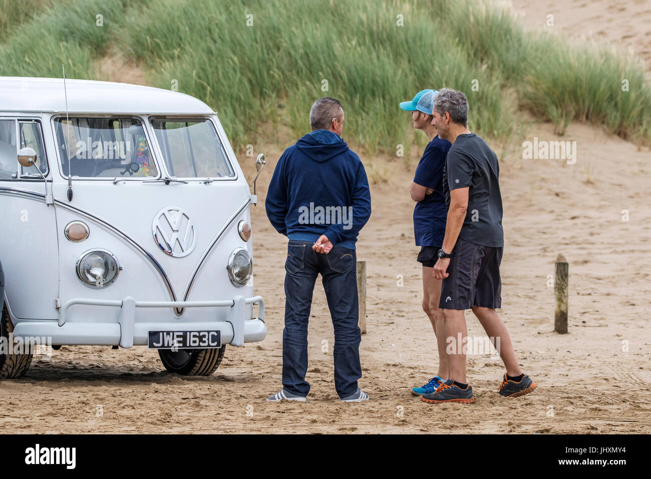 1965 Vintage Volkswagen, trasportatore, camper furgoni, kombi, combi, camper furgoni, camper, microbus, bus, camper, Vecchio, storico, traversata M6, Regno Unito Foto Stock