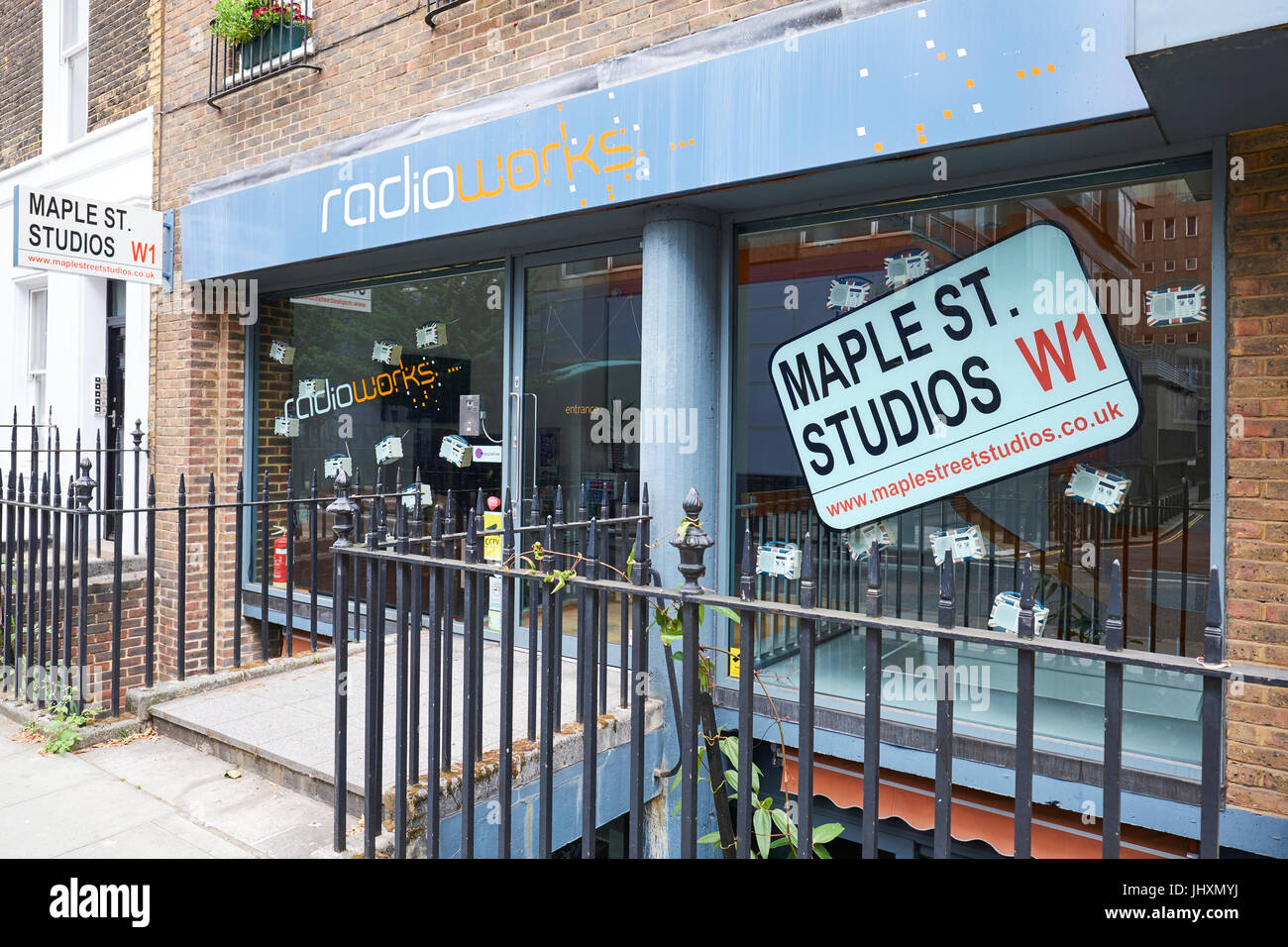 La radio funziona Maple Street Studios di una Radio indipendente agenzia di pubblicità, Maple Street, Fitzrovia, London, Regno Unito Foto Stock