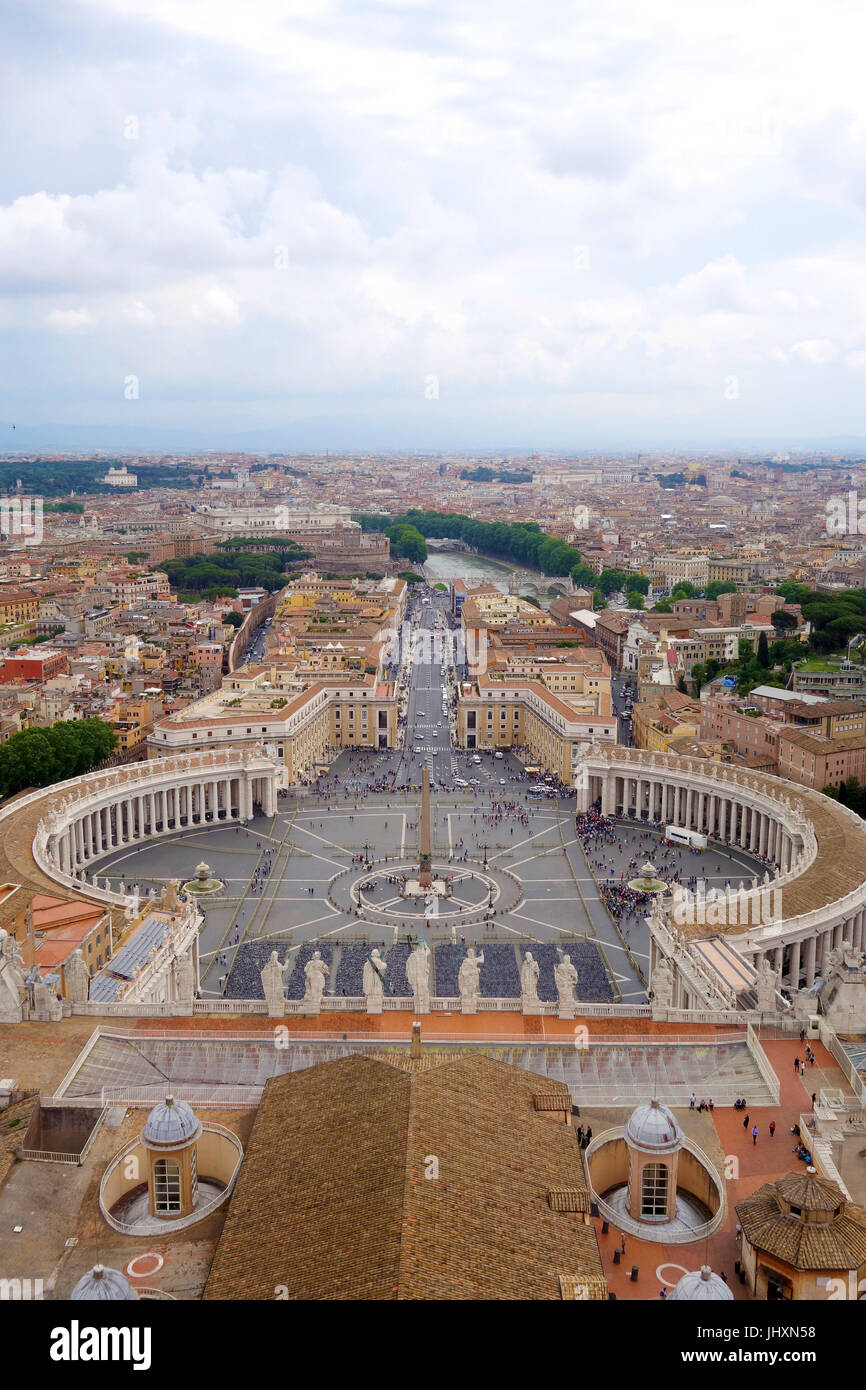 Vista dalla parte superiore della Basilica di San Pietro e la Città del Vaticano, Italia Foto Stock