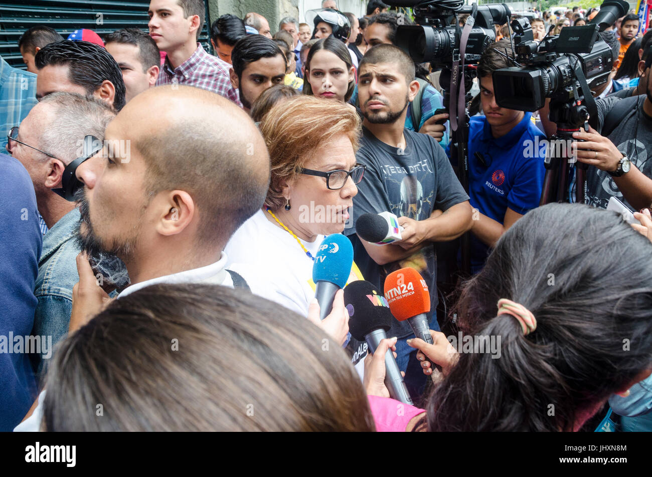 Il sindaco in carica del distretto metropolitano di Caracas, Helen Fernandez, parla alla stampa, di fronte alla casa di Leopoldo Lopez. In un surpr Foto Stock