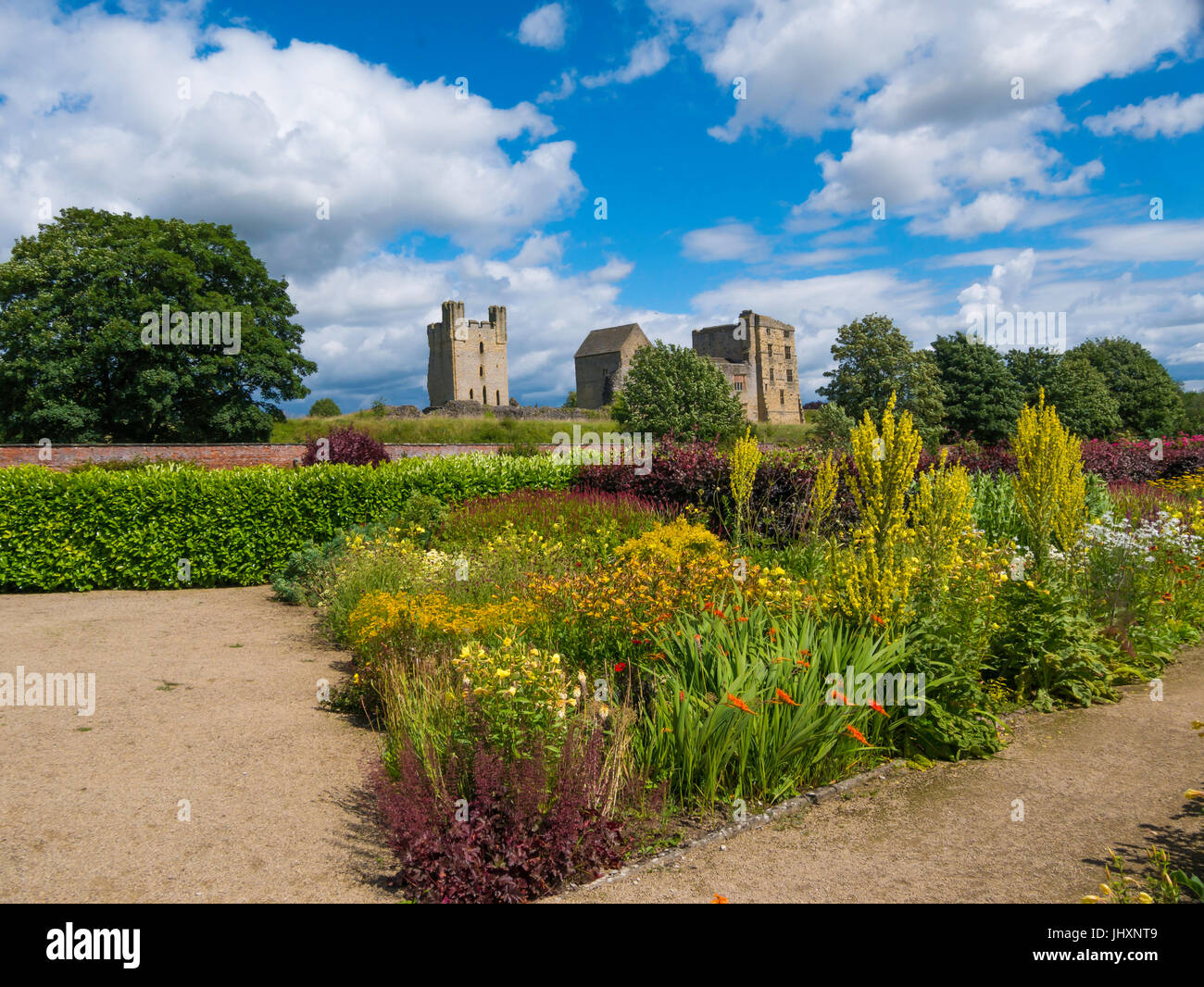 Helmsley castello affacciato sul Helmsley Walled Garden con uno spettacolo di fiori d'estate Foto Stock
