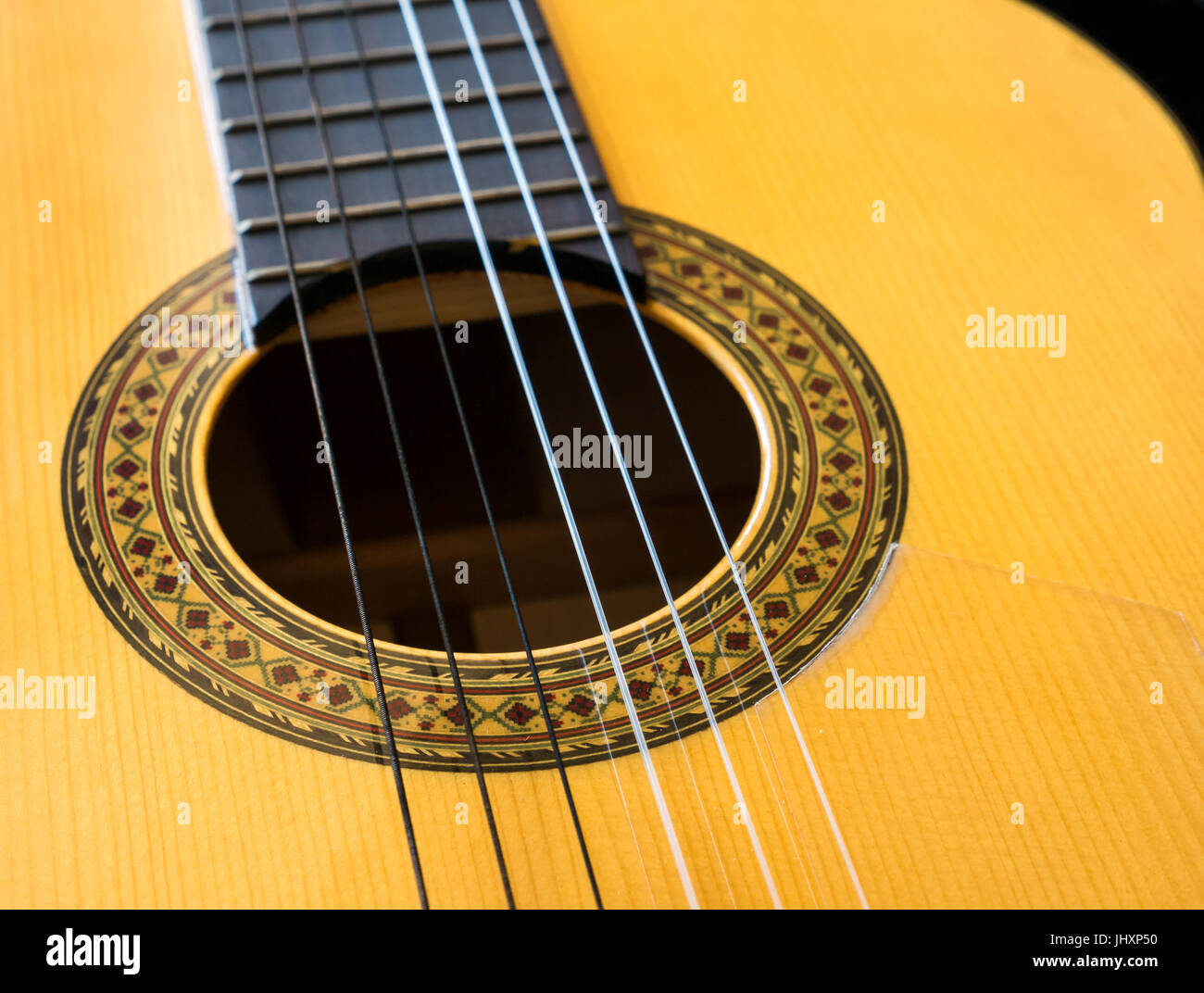 Close up di Antonio Sanchez chitarra classica con tastiera, tasti, decorativo foro suono e stringhe Foto Stock