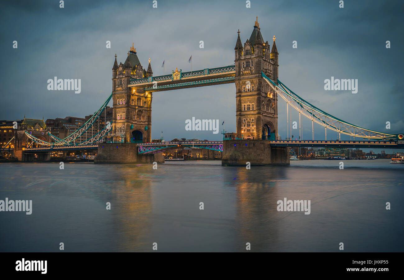 Londra, Inghilterra - Il mondo famoso Tower Bridge al blue ora Foto Stock