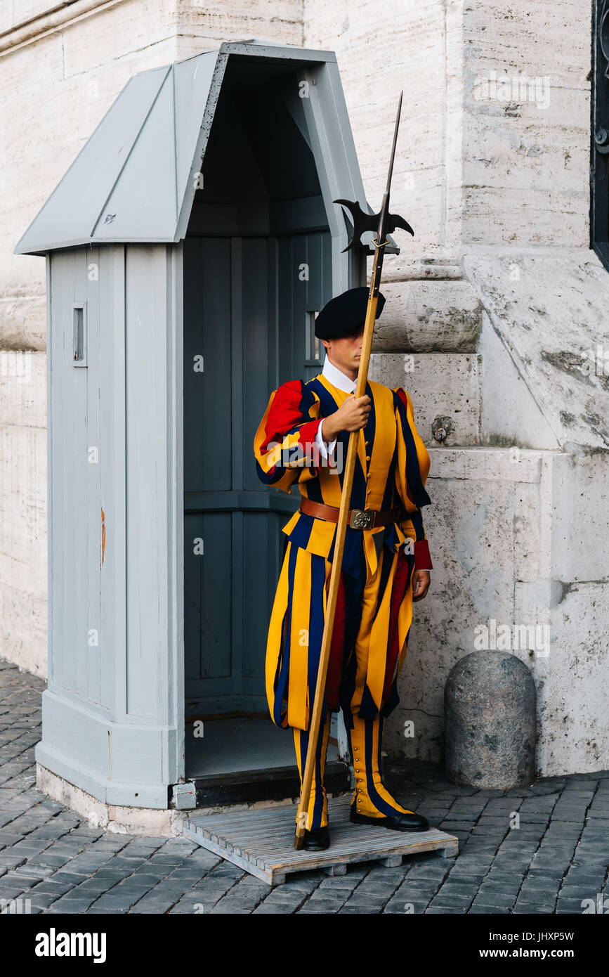 Roma, Italia - 19 agosto 2016: la Guardia svizzera pontificia in piedi al suo posto. le guardie svizzere servita sin dalla fine del XV secolo. Foto Stock