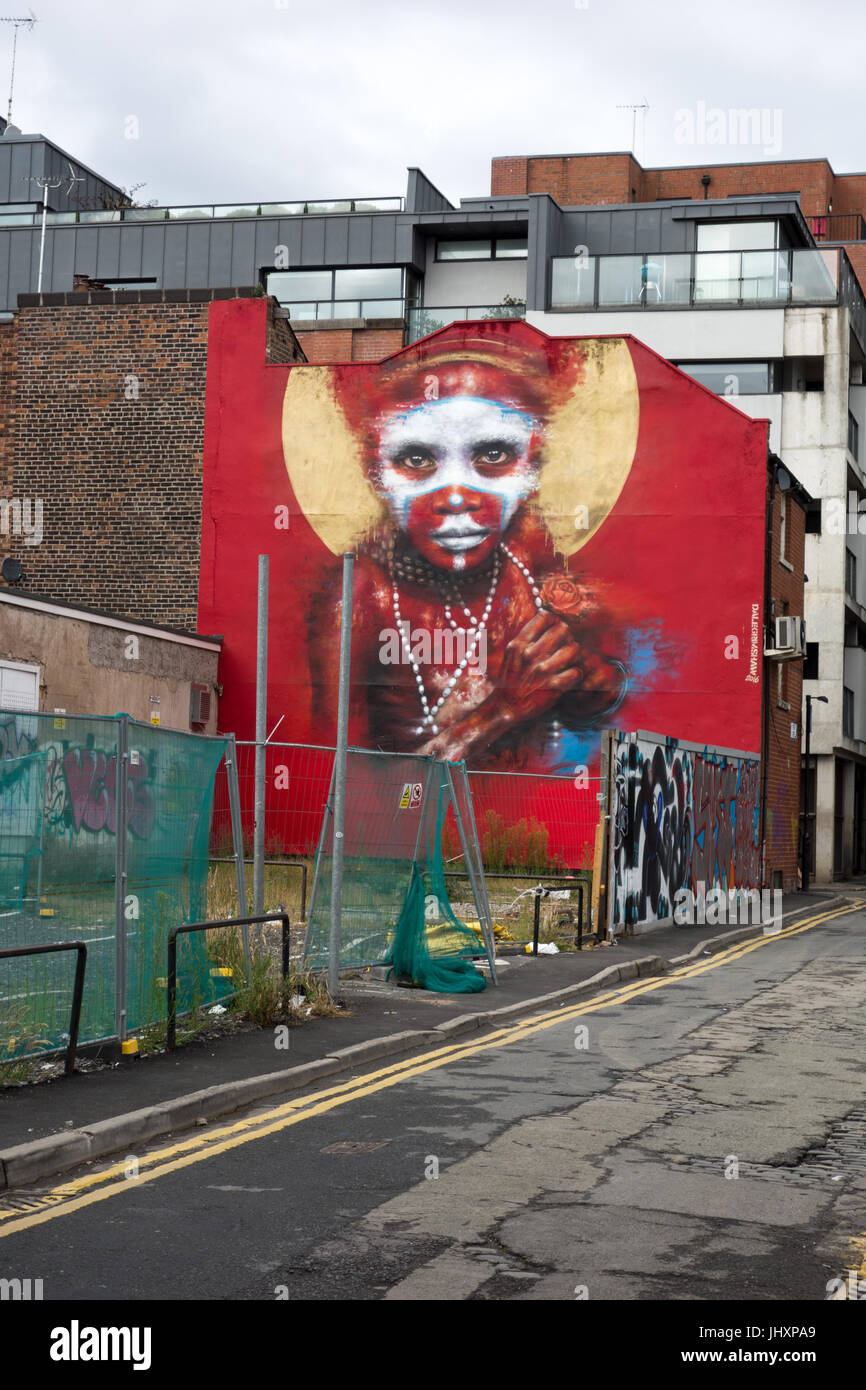 Murale gigante ritratto di Papua Nuova Guinea bambino da UK artista Dale Grimshaw su Spear Street, Northern Quarter, Manchester, Regno Unito. Foto Stock