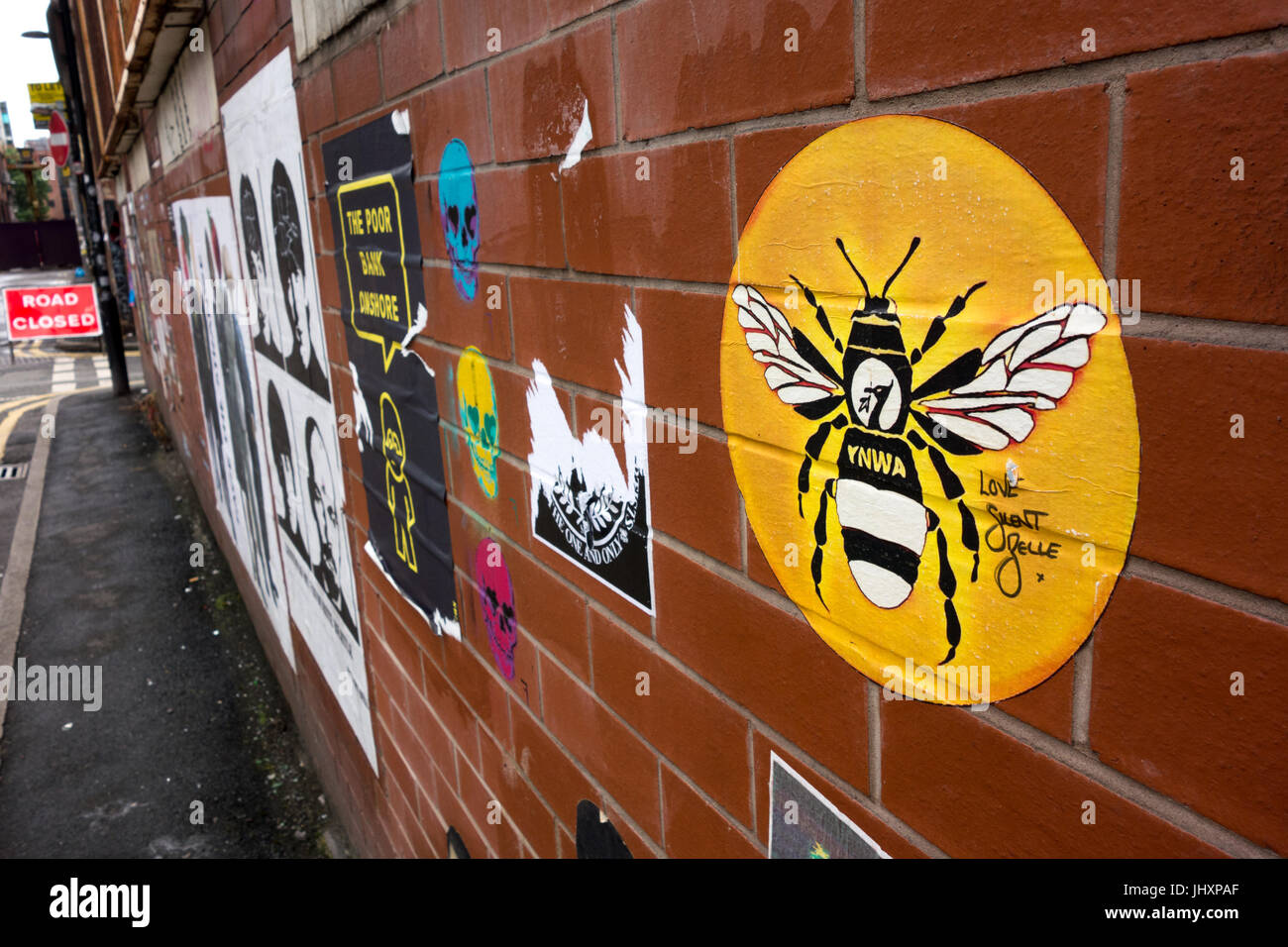 Ynwa manchester ape su una parete ricoperta di manifesti a oldham street, Northern Quarter, manchester, Regno Unito Foto Stock