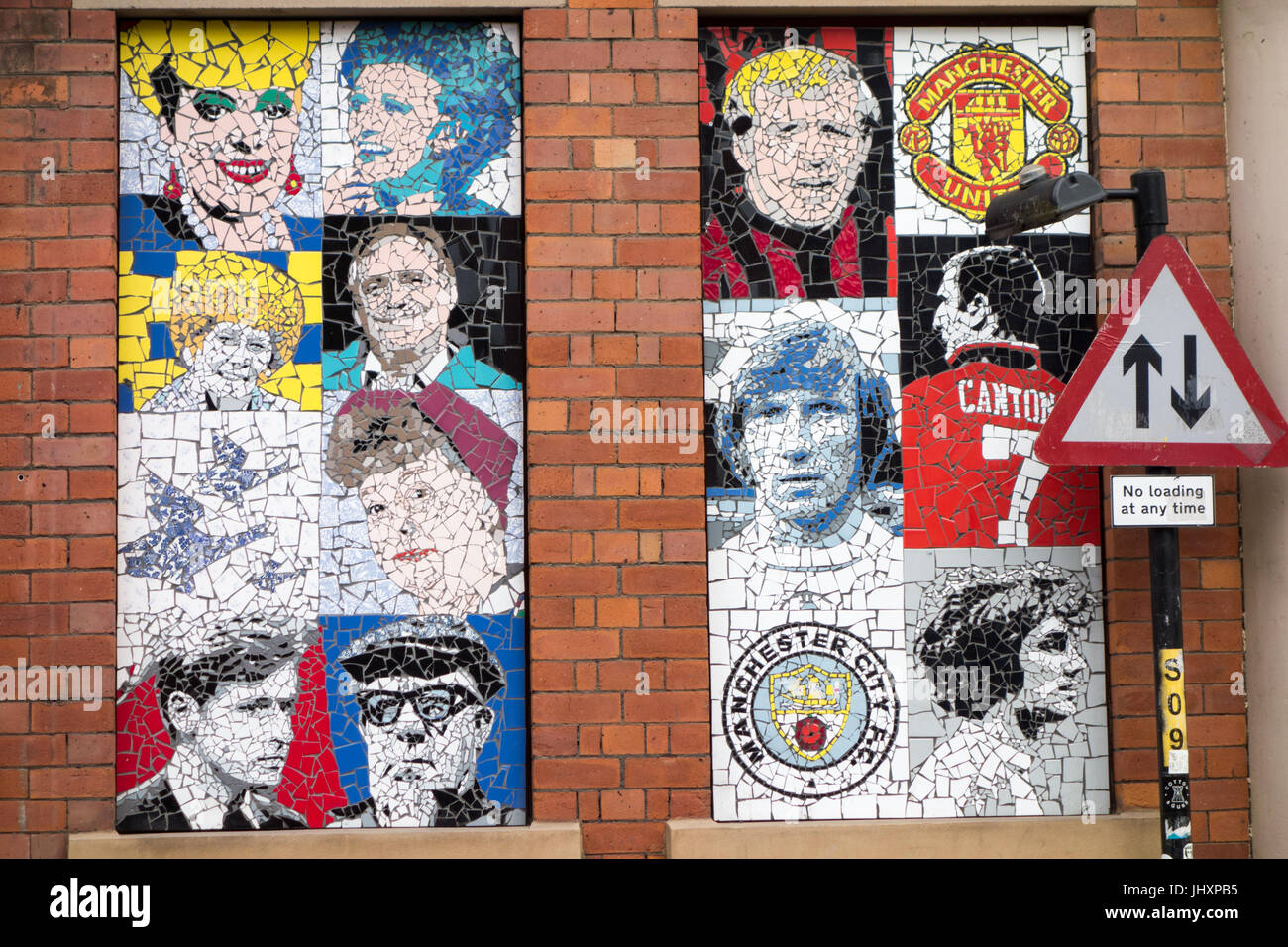 Mosaici realizzati in luogo del vecchio windows su afflecks store, tibb Street, Manchester, Regno Unito. Foto Stock