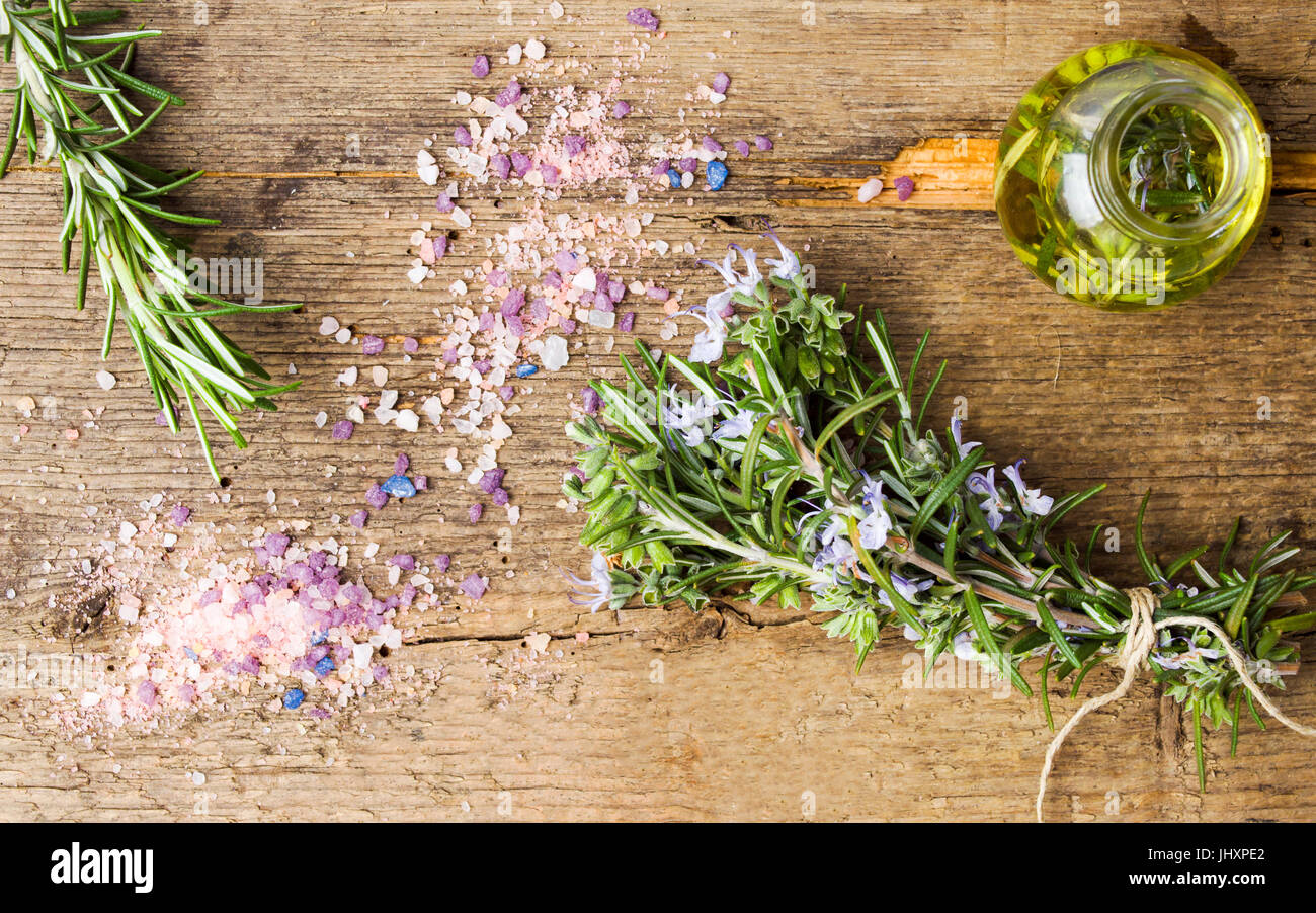 Olio di rosmarino e bouquet con bagno alle erbe sale Foto Stock