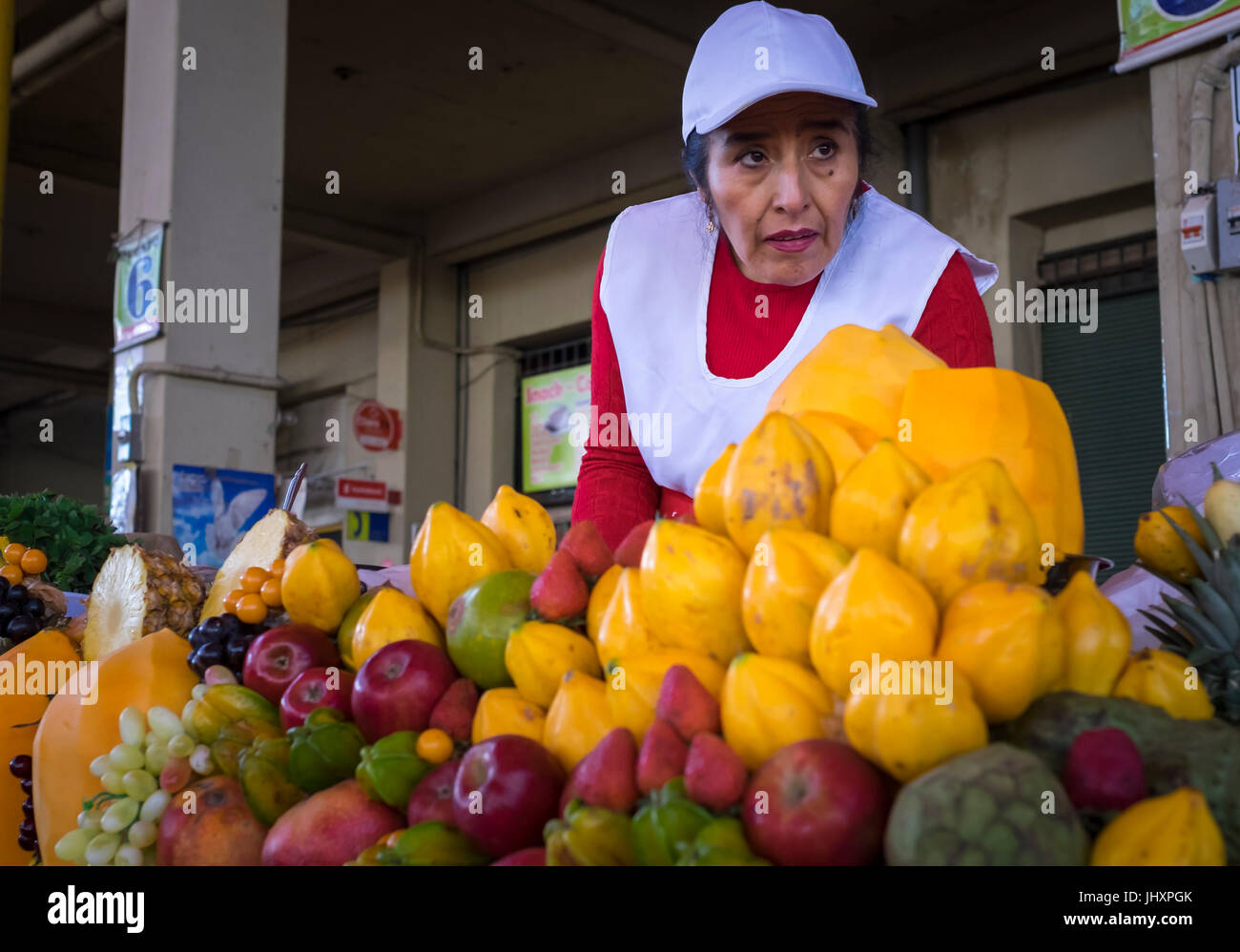 AREQUIPA, Perù - circa aprile 2014: Merchant in uno dei succhi di frutta si spegne al San Camilo mercato in Arequipa. Arequipa è la seconda città del Perù da po Foto Stock