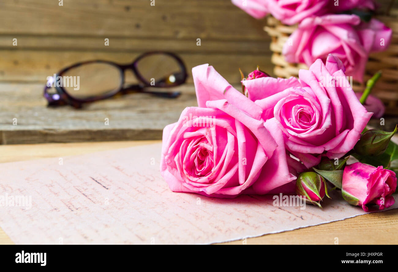 Le rose rosa su una carta vintage per una Lettera romantica Foto Stock
