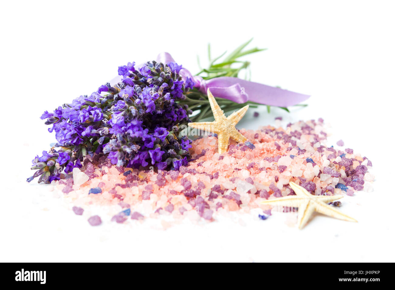 Fiori di lavanda e sale da bagno per aromatico treatmant spa Foto Stock