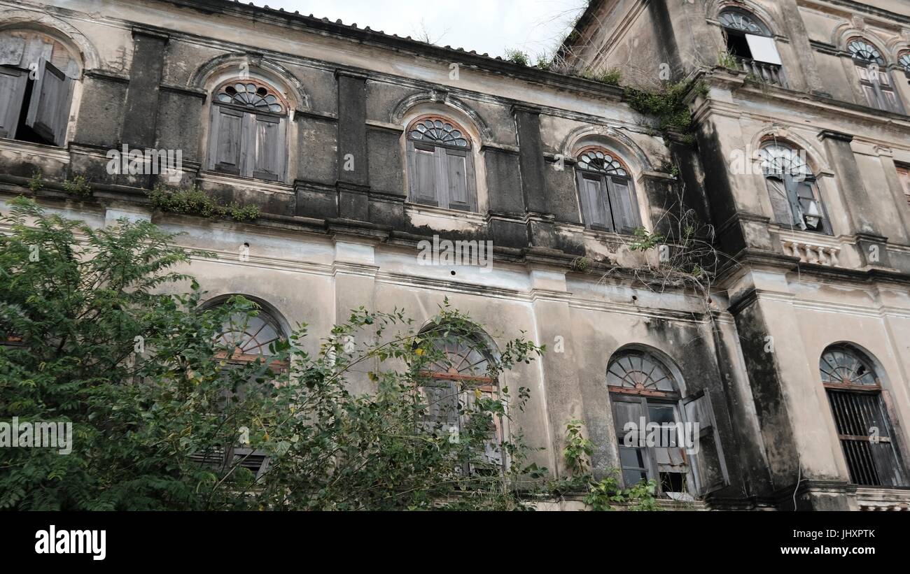 Abbandonato lo stile coloniale storico di casa doganale / Bang Rak vecchio Firehouse Architettura sul Fiume Chao Phraya Bangkok in Thailandia del sud-est asiatico Foto Stock