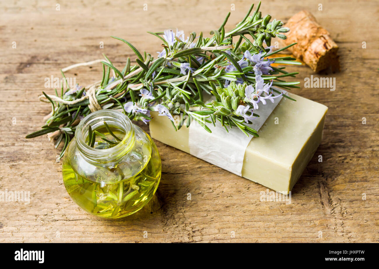 Olio di rosmarino e saponi a base di erbe per il trattamento di benessere Foto Stock