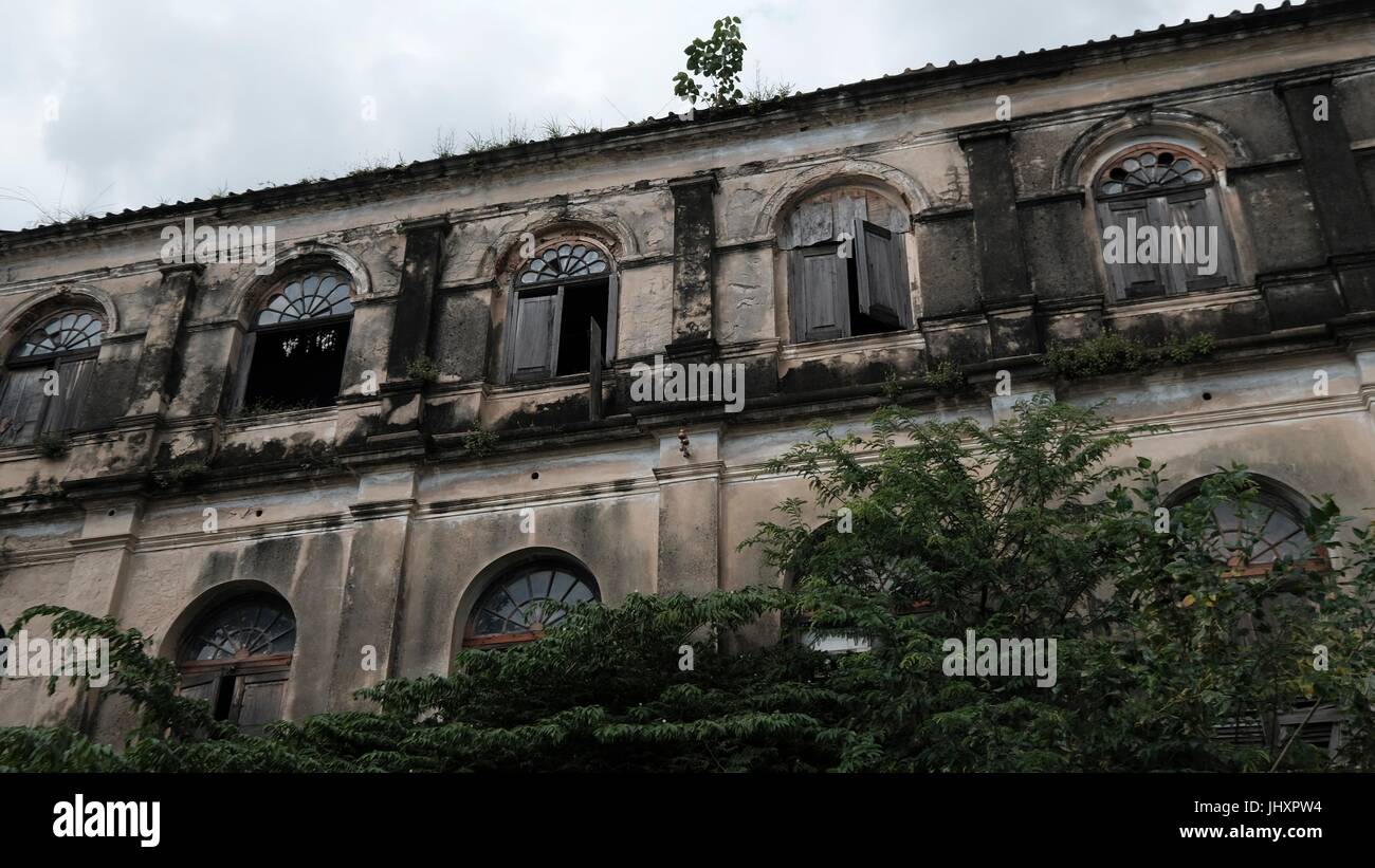 Abbandonato lo stile coloniale storico di casa doganale / Bang Rak vecchio Firehouse Architettura sul Fiume Chao Phraya Bangkok in Thailandia del sud-est asiatico Foto Stock